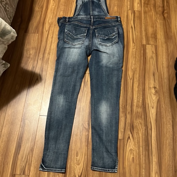 Dollhouse overalls in a slim fit. Juniors size 3.Fits women’s size 2-24/25 - Picture 4 of 7